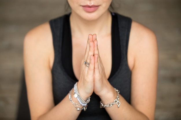 Foto gratuita primer gesto de namaste