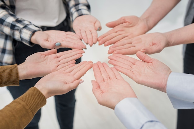 Primer grupo de mujeres con las manos arriba