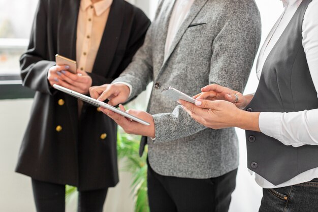 Primer grupo de personas trabajando juntas