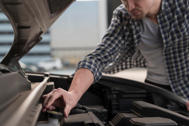 Foto gratuita primer hombre arreglando coche