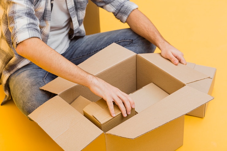 Foto gratuito primer hombre arreglando paquetes de entrega
