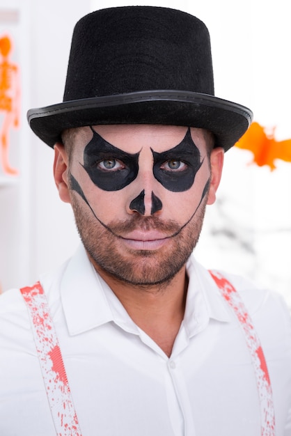 Foto gratuita primer hombre barbudo con sombrero de halloween