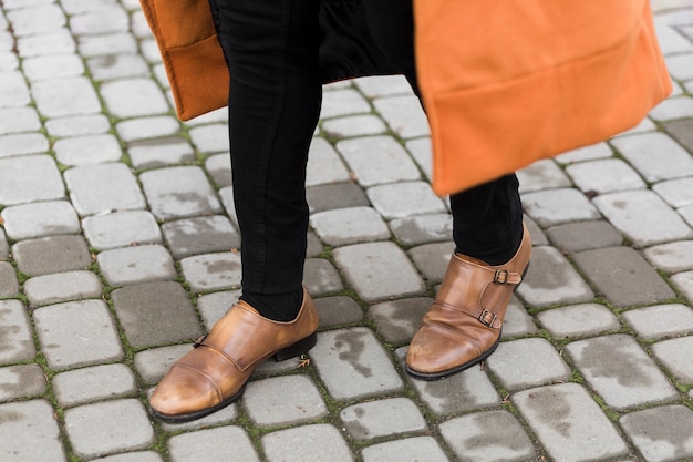 Foto gratuita primer hombre caminando afuera