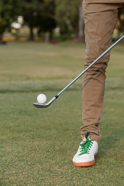 Foto gratuita primer hombre en campo de golf