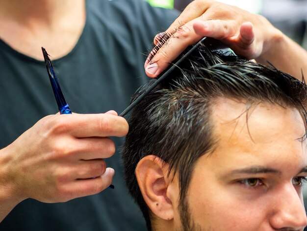 Primer hombre cortarse el pelo