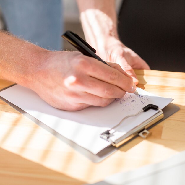 Primer hombre escribiendo