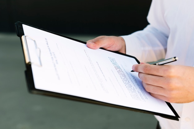 Foto gratuita primer hombre firmando un contrato