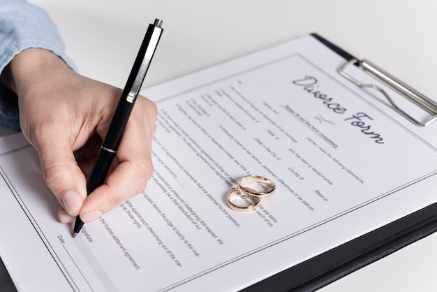 Foto gratuita primer hombre firmando el formulario de divorcio