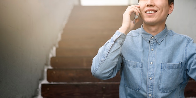 Primer hombre hablando por teléfono