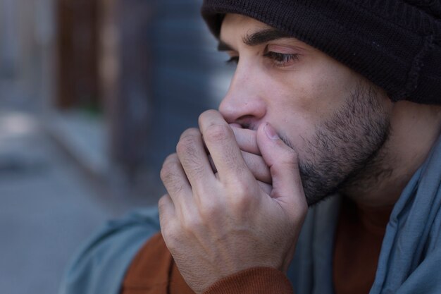 Primer hombre sin hogar que tiene frío