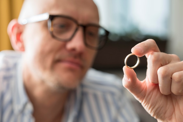 Primer hombre mirando el anillo de bodas