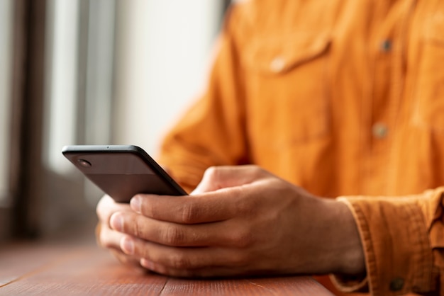 Primer hombre navegando en su teléfono