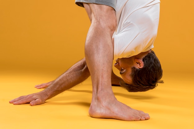 Foto gratuita primer hombre practicando yoga