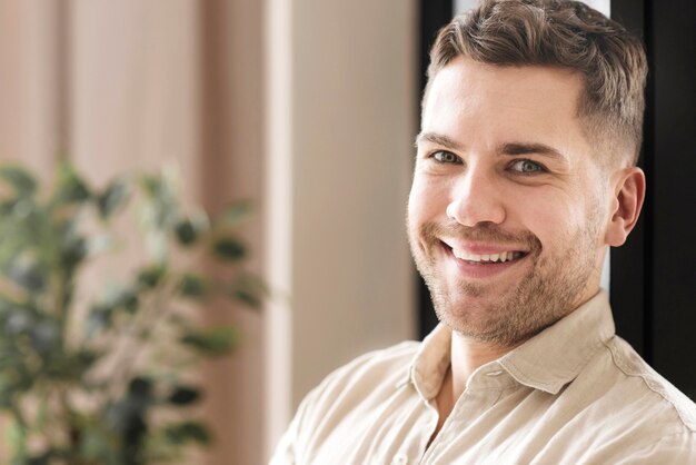 Primer hombre con sonrisa brillante