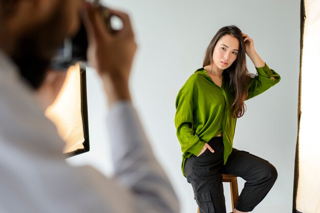 Primer hombre tomando fotos profesionales