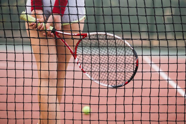 Primer jugador joven de tenis en campo