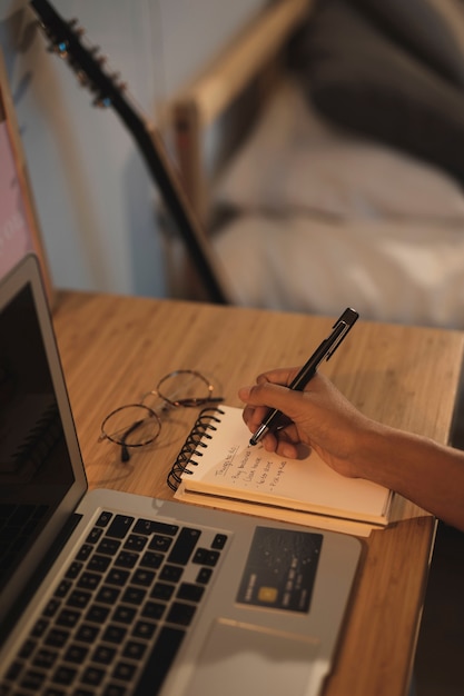 Primer mano escribiendo en un cuaderno