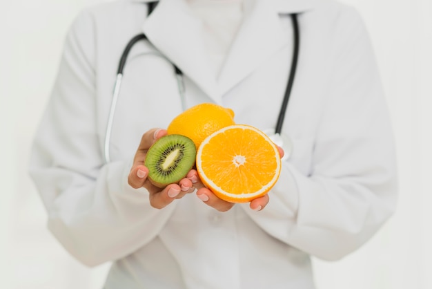 Primer médico con frutas y estetoscopio