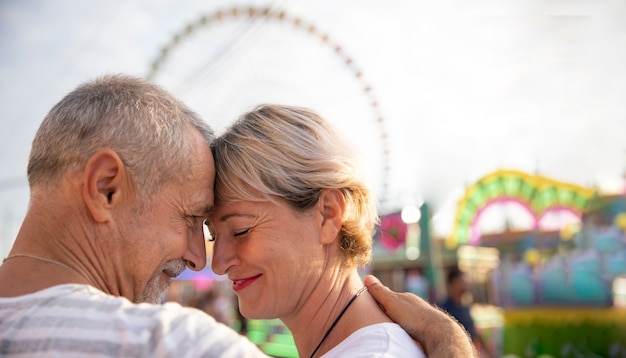 Foto gratuita primer momento romántico de personas en el parque temático