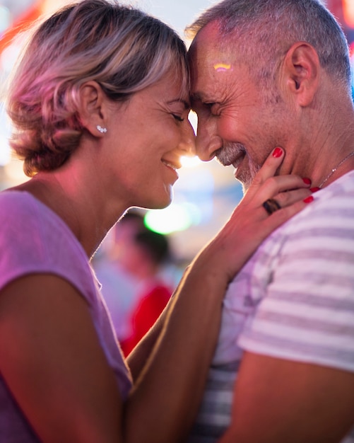 Foto gratuita primer momento romántico de personas