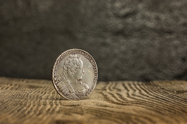 Primer de la moneda rusa vieja en un de madera.