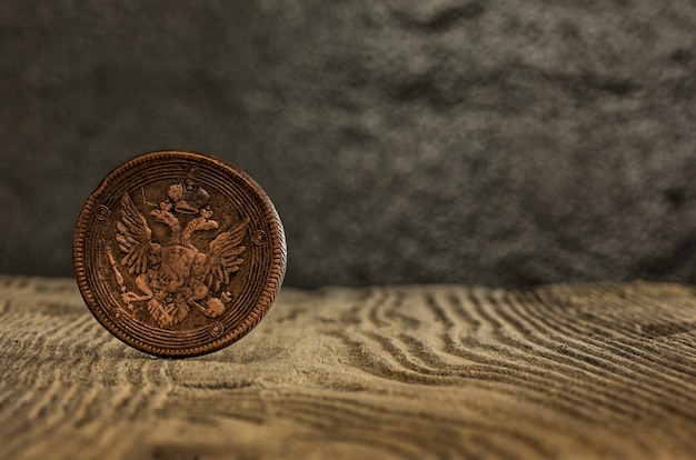 Primer de la moneda rusa vieja en un de madera.