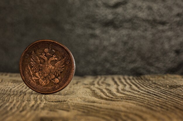 Primer de la moneda rusa vieja en un de madera.