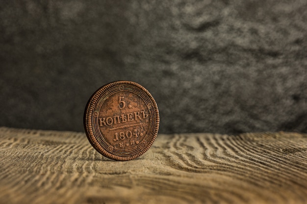 Primer de la moneda rusa vieja en una tabla de madera.