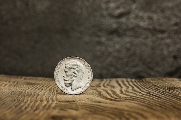 Primer de la moneda rusa vieja en una tabla de madera.