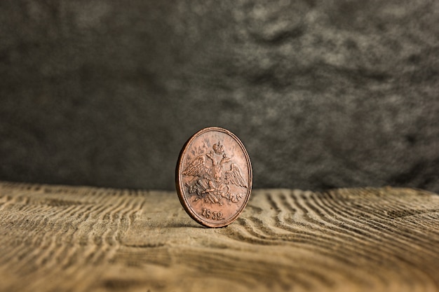 Primer de la moneda rusa vieja en una tabla de madera.