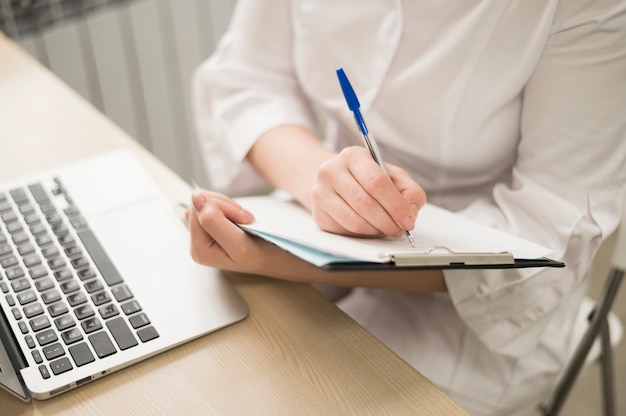 Foto gratuita primer mujer escribiendo algo