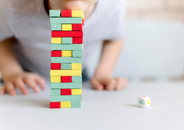 Foto gratuito primer niño jugando jenga