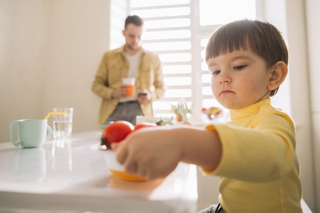 Primer niño y padre borroso