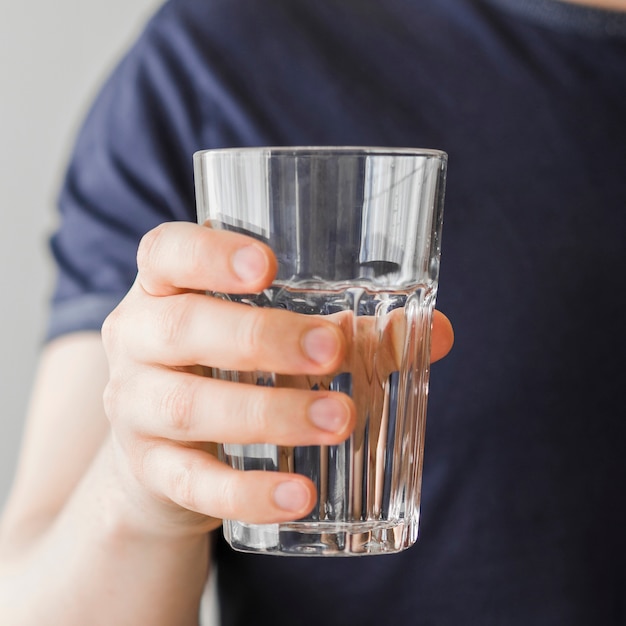 Primer paciente sosteniendo vaso de agua