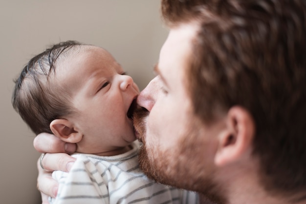 Primer padre besando a su hijo