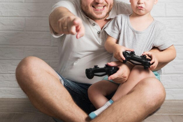 Primer padre e hijo jugando