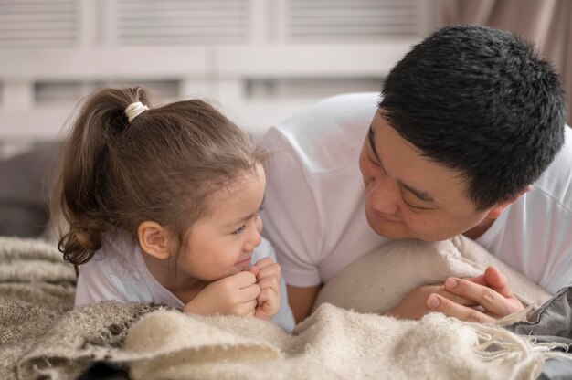 Foto gratuita primer padre con hija