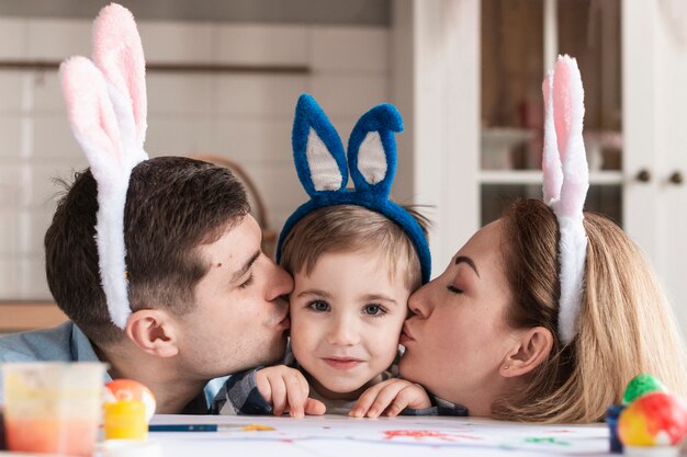 Primer padre y madre besando a niño