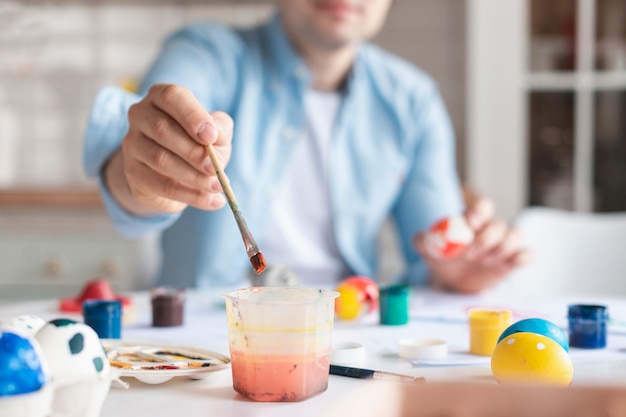 Primer padre pintando huevos de pascua