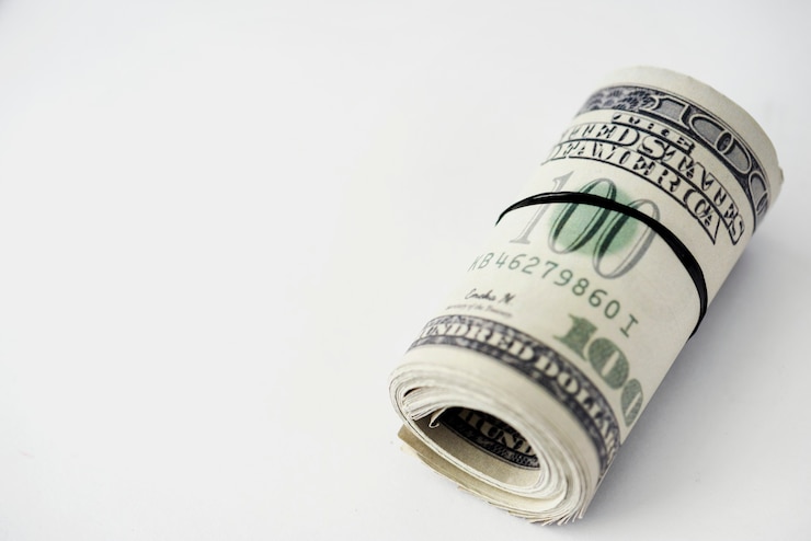 Foto gratuito primer del paquete del dinero aislado en el fondo blanco