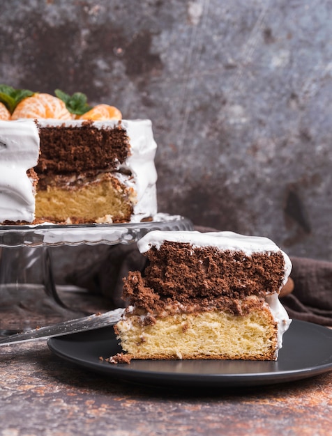 Foto gratuita primer pedazo de delicioso pastel en un plato