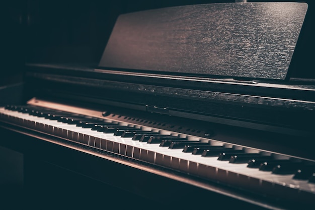 Foto gratuita primer piano electrónico en un cuarto oscuro