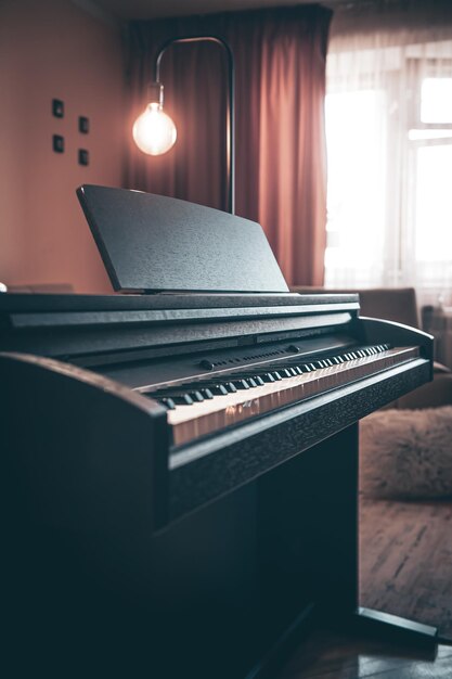 Primer piano electrónico en un cuarto oscuro