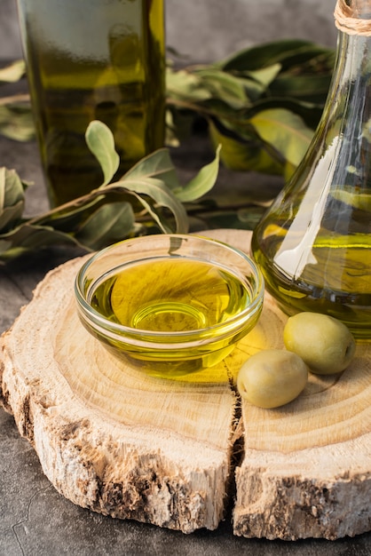 Primer plano de aceite de oliva orgánico y aceitunas
