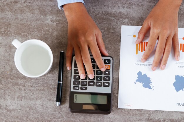 Primer plano de administrador de computación en la calculadora