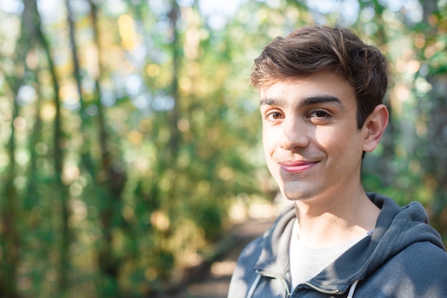 Primer plano de adolescente sonriente descansando al aire libre