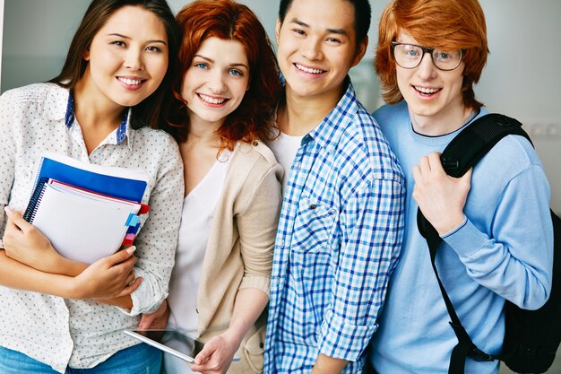 Primer plano de adolescentes sonrientes