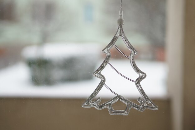 Primer plano de un adorno de árbol de Navidad de cristal