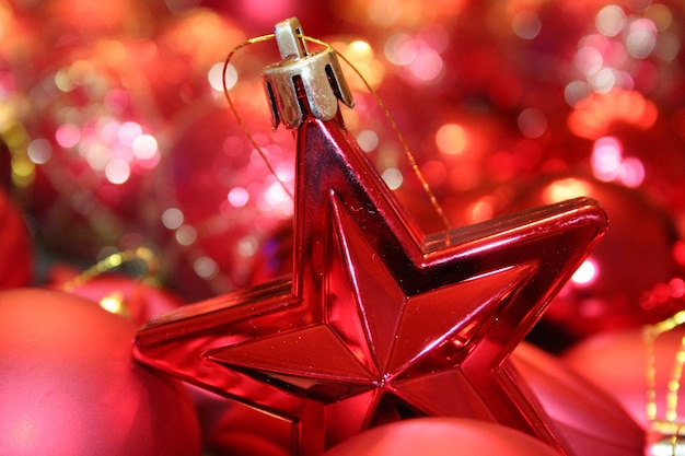 Primer plano de un adorno de Navidad en forma de estrella con luz bokeh en el