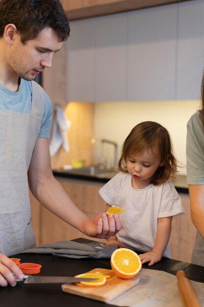 Foto gratuita primer plano adulto sosteniendo una rodaja de naranja